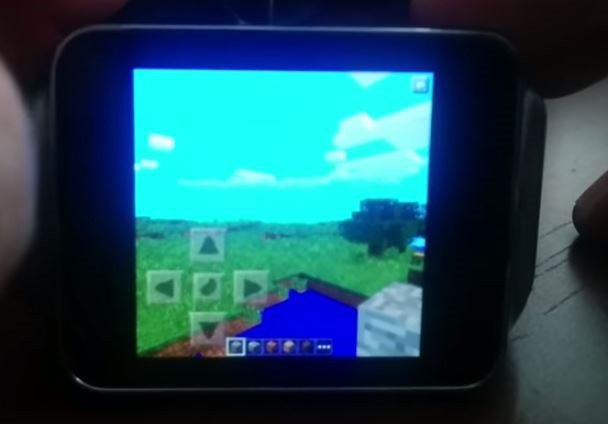 スマートウォッチで「Minecraft Pocket Edition」を楽しむ動画
