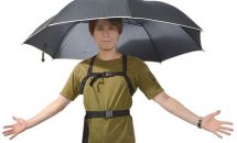 ハンズフリー傘『背中んブレラ』発売、雨の日のカメラ撮影に。