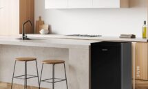 前開きな62L冷凍庫「COMFEE’ RCD60」の2色がBF特価17,580円に