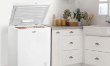 1日18円の上蓋タイプなCOMFEE’ 冷凍庫 142L「RCC143WH(E)」が特価20,980円に